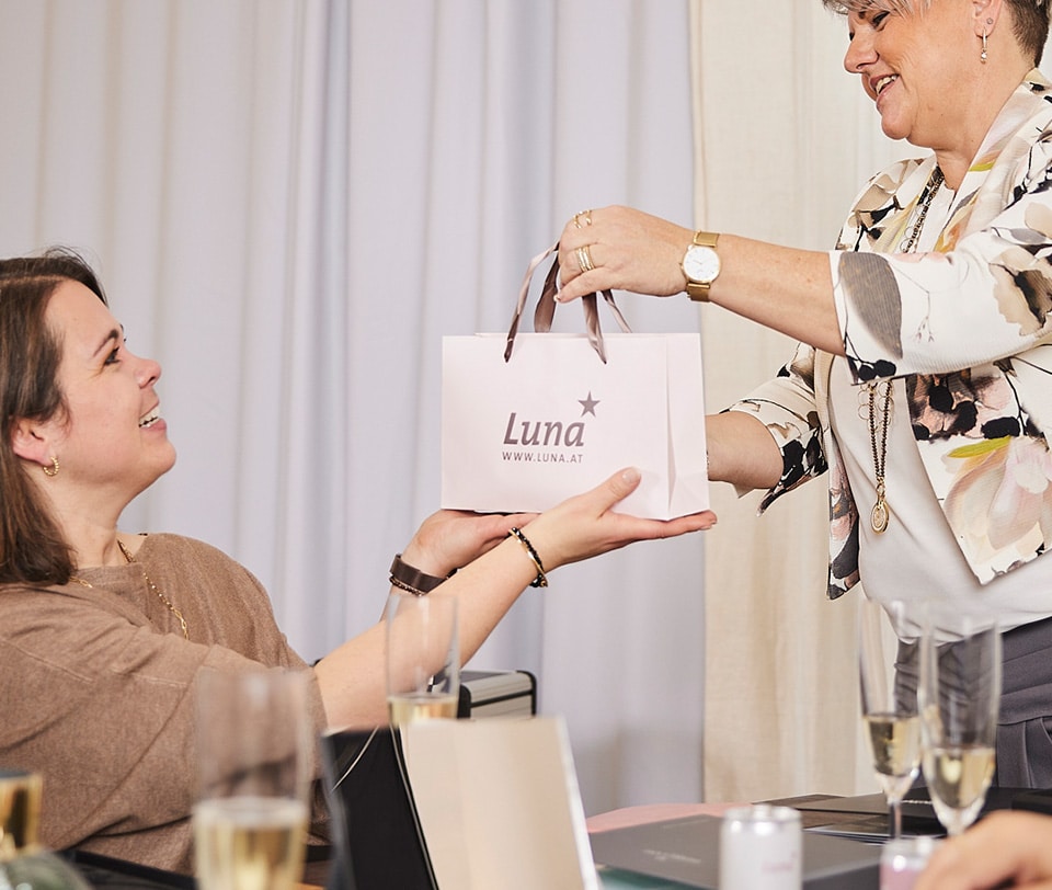luna pierre lang vorteile gastgeberin2 - Pierre Lang - Edle Designerschmuckstücke in ausgezeichneter Echtschmuckqualität, 100 % Handarbeit